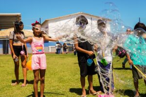 Crianças se divertem em ação do AbrAÇU, Programa de Voluntariado do Porto do Açu.